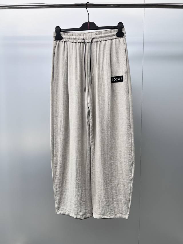 Loewe's new summer pants are made of high-quality Tencel linen fabric, which is