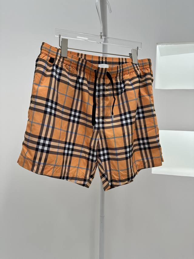 912 B's 24 Vintage checkered shorts are made of vintage checkered blended fabric