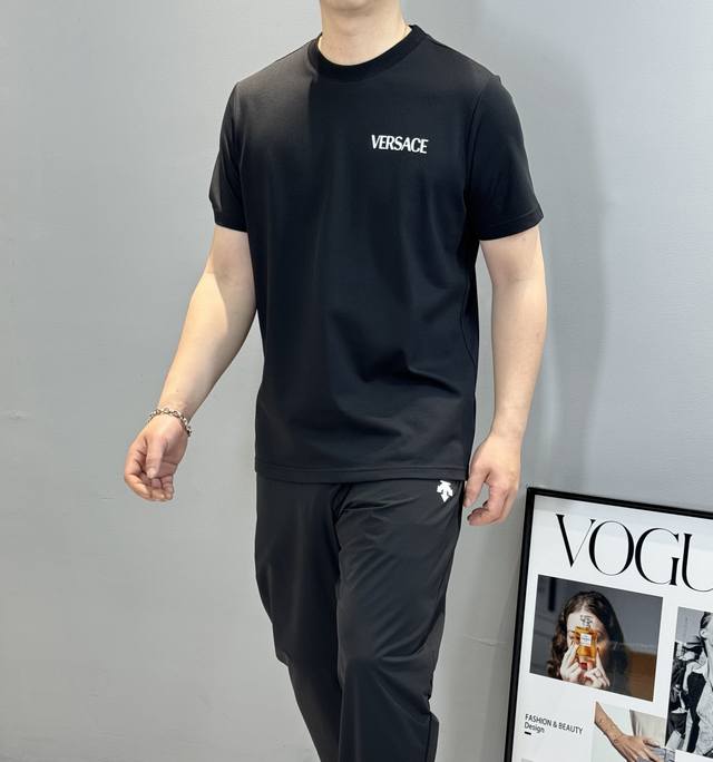Versac*2025Ss short-sleeved T-shirt, basic brand letter heat transfer design on