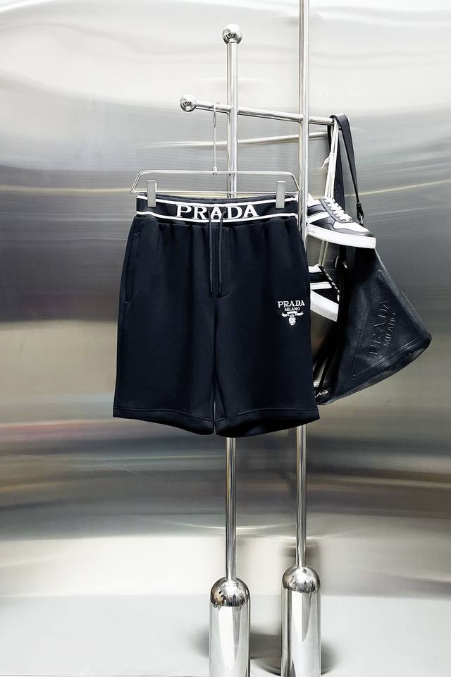 Prada three-standard 2025 summer new men's casual shorts, high-end custom fabric