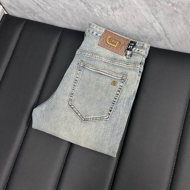 Fendi's newest jeans for 2025. No pressure to enter or leave the store. Hot-sell