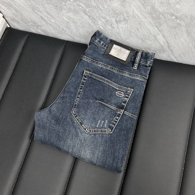 Prada's newest jeans for 2025. No pressure to enter or leave the store. Hot-sell