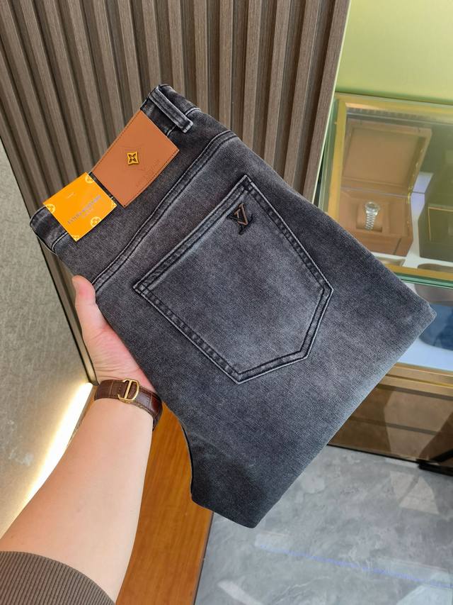 Lv 2630 Spring and Summer new products are available at the counter. The best je