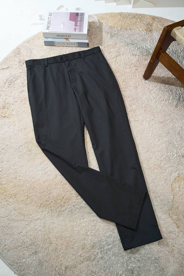 A new choice for men's casual pants! Inlaid with special pockets, classic two-co