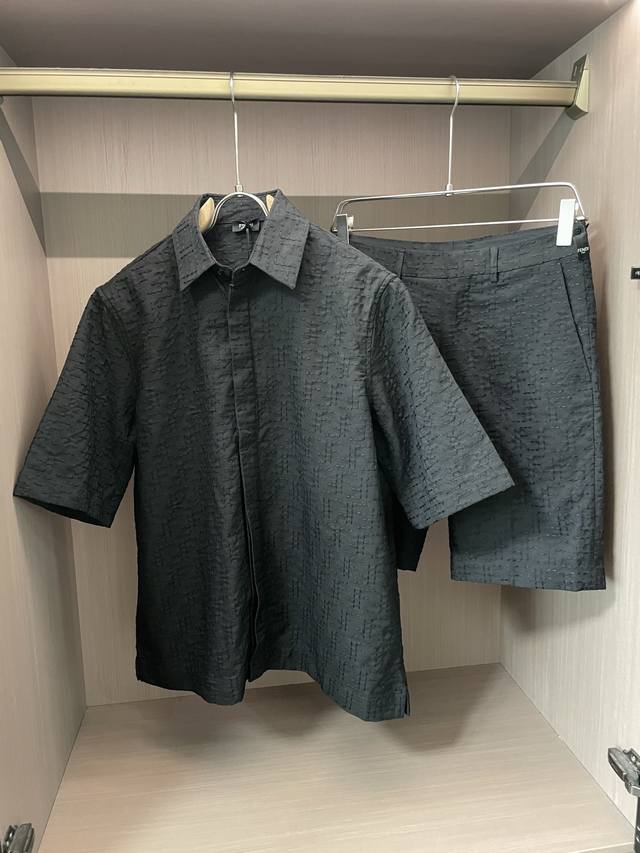 Fd A black suit with dark texture, short-sleeved shirt + shorts, simple yet soph