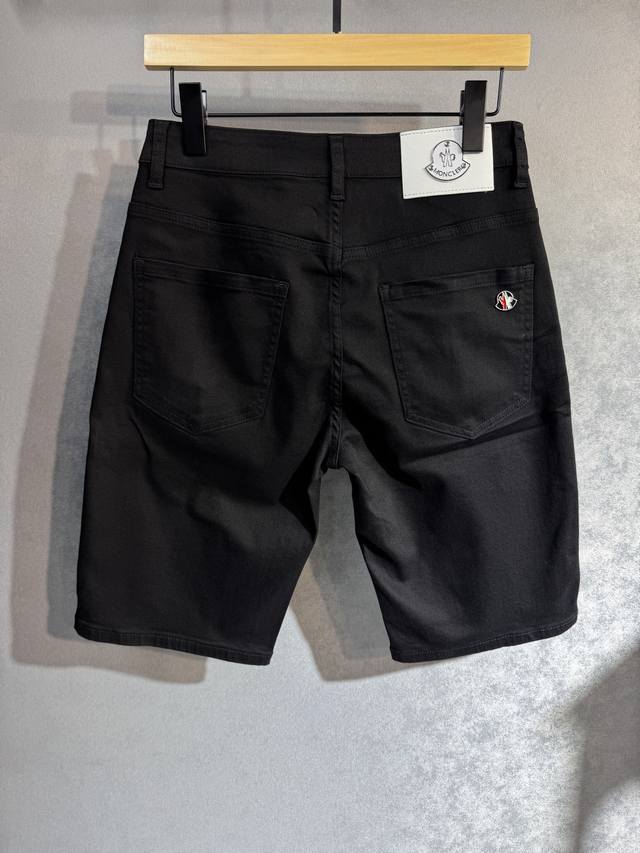 Moncler's latest spring and summer jeans. No pressure to enter the store. Hot-se
