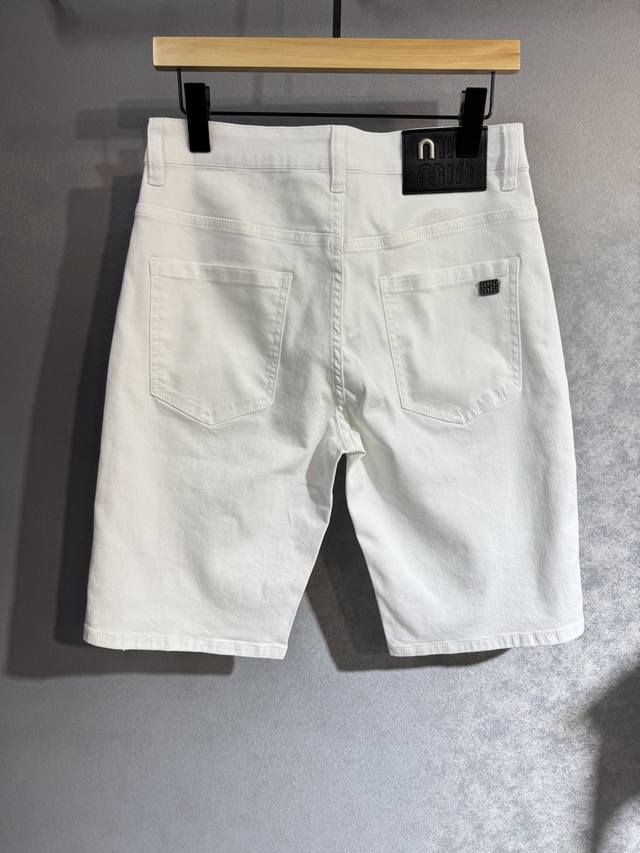 Miu Miu's latest spring and summer jeans. No pressure to enter the store. Hot-se