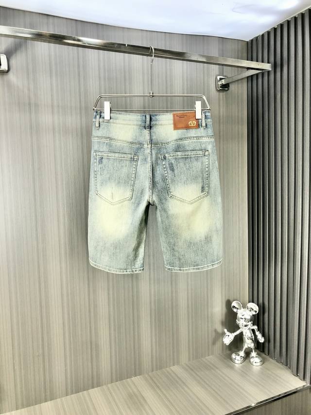 Valentino five-point shorts are the latest men's jeans for the spring and summer