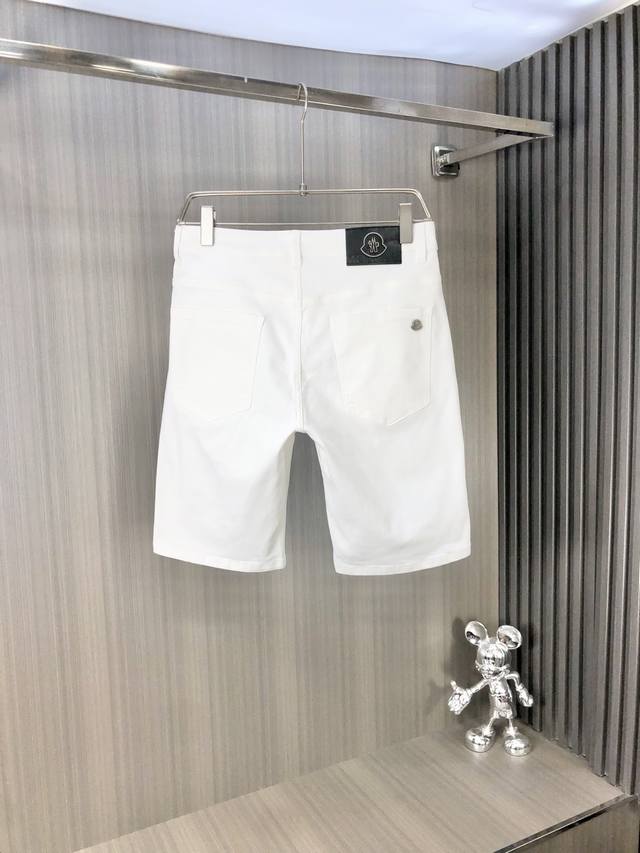Moncler shorts are the latest men's jeans for the spring and summer of 2025! Hea