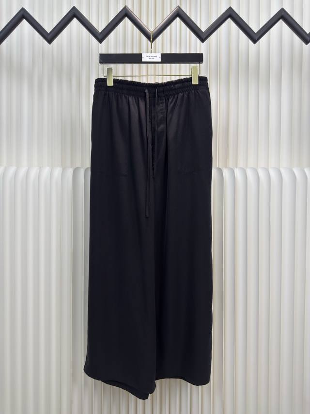 Loewe embroidered silk trousers are made of 98% silk and 2% cotton. The fabric i