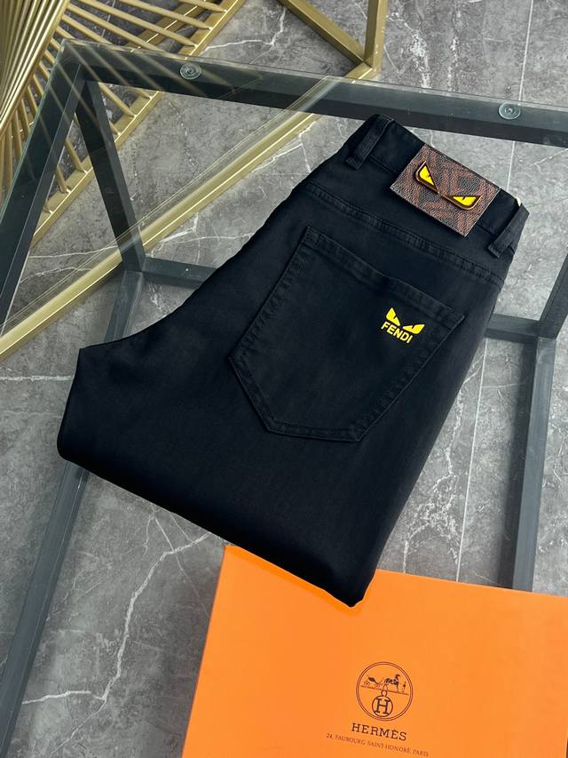 Fendi 2630 Spring and Summer New Products are available at the counter. The best