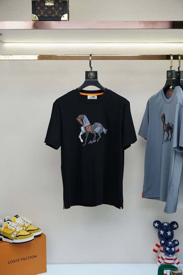 Hermes, 2025 new summer round-neck short-sleeved shirt. This model interprets a