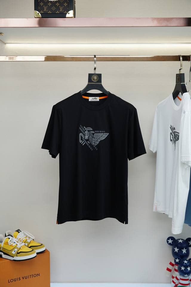 Hermes, 2025 new summer round-neck short-sleeved shirt. This model interprets a