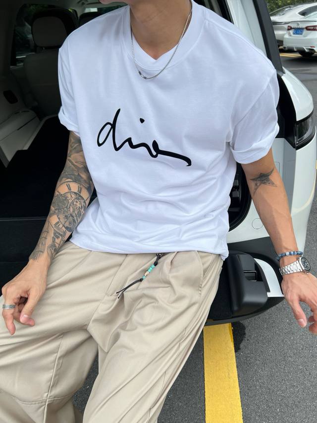 Dior's new summer T-shirt is here! The flocking print is super eye-catching and
