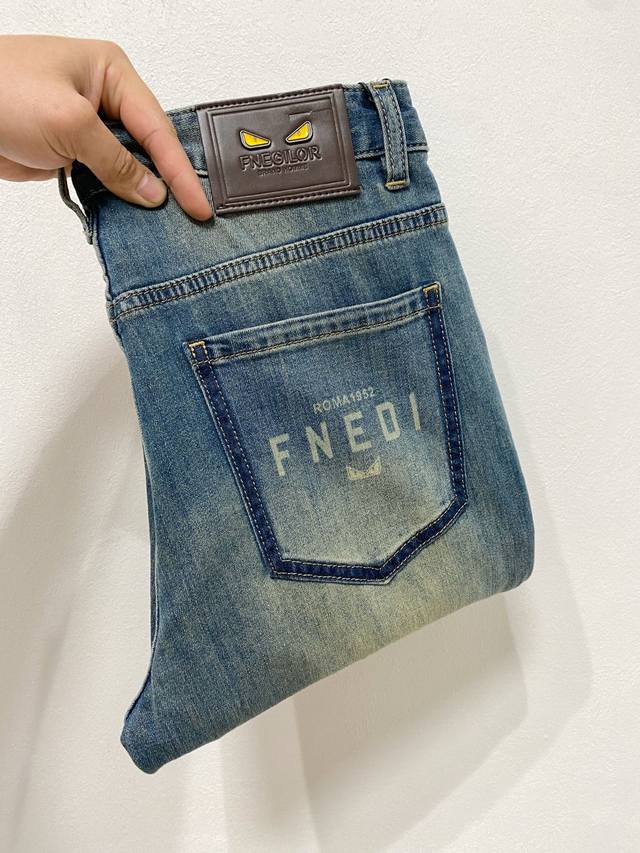 Fendi jeans are coming in autumn and winter! Solid color casual pants, special f