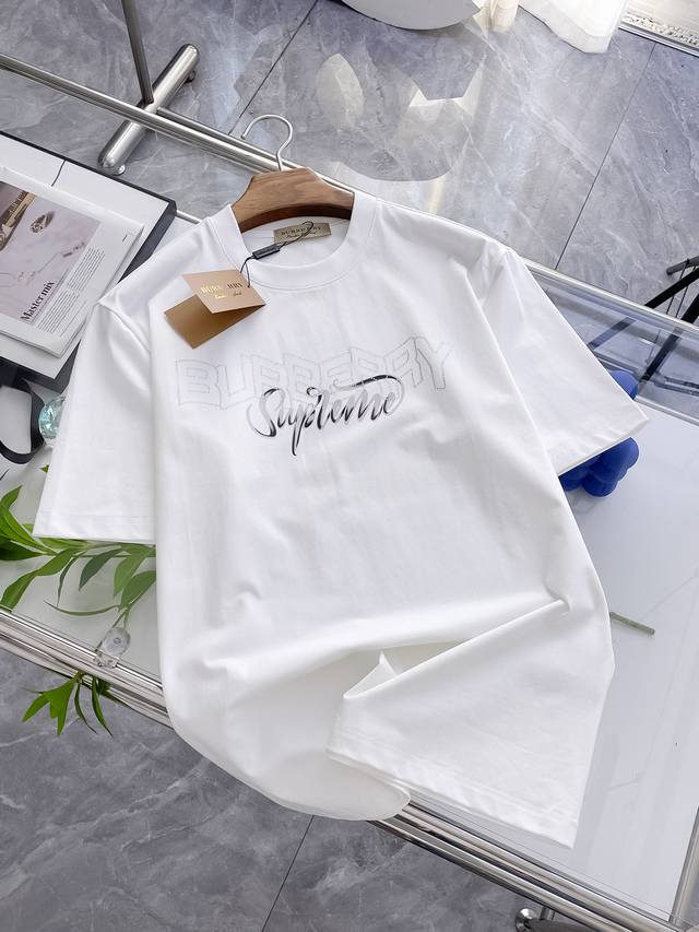 Burberry short-sleeved T-shirt, simple yet luxurious. The brand name is presente
