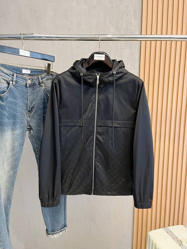 Gucci autumn and winter new jacket, the new product on the show is very perfect,