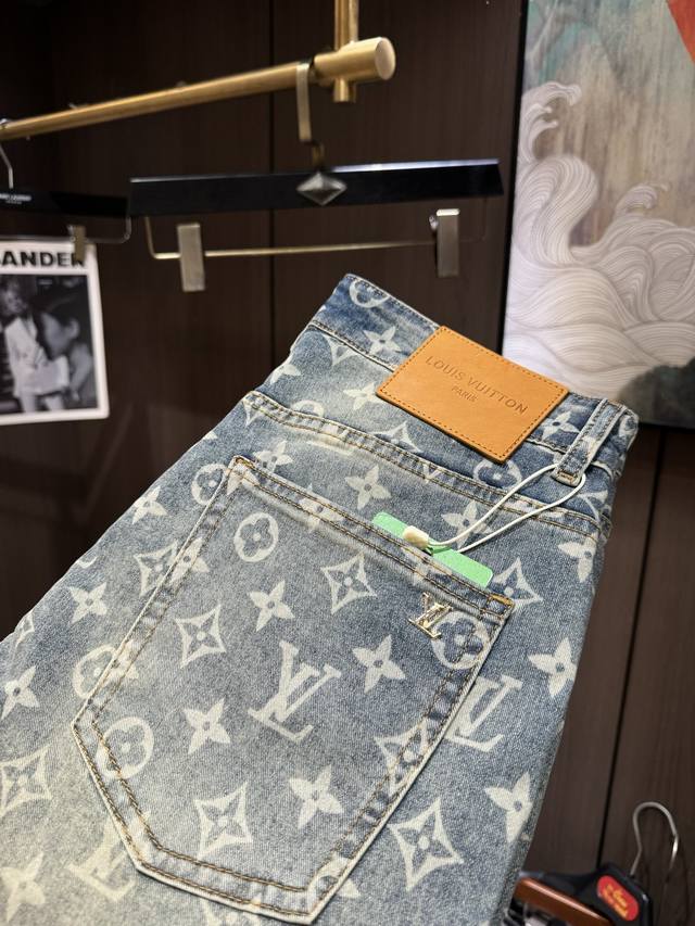 Lv25S Spring and Summer Men's Casual Jeans....... Made of cotton denim fabric, s