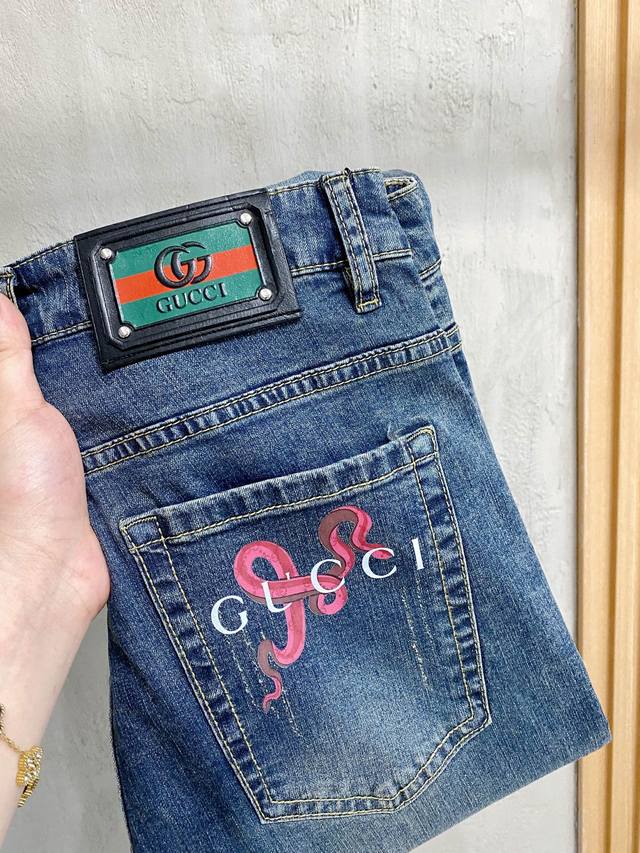 Gucci 2025 Spring and Summer Men's Washed Straight Jeans! Great product from the
