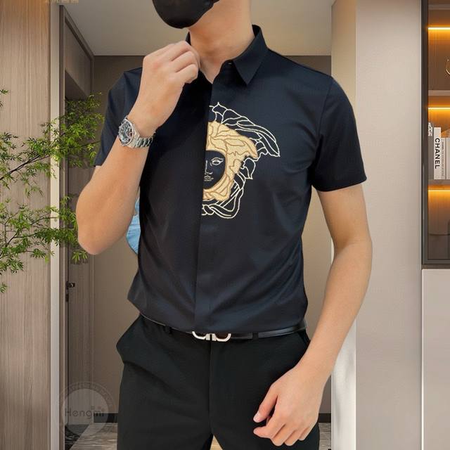 Versace 2025 Spring and Summer latest short-sleeved shirts, casual short-sleeved