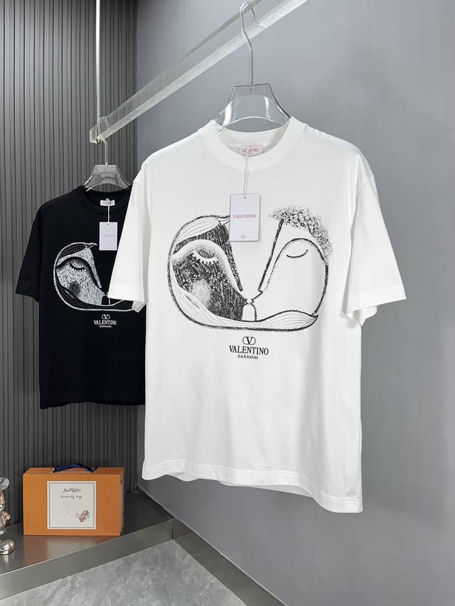 Valentino 2025 Spring and Summer new models are launched in the counter. The lat