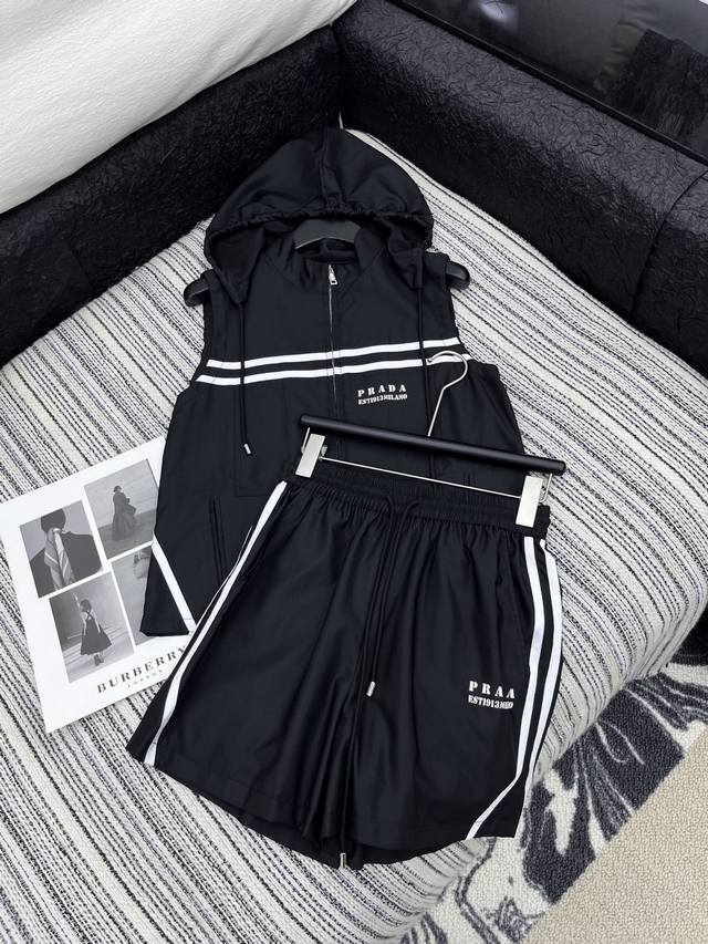 Hot item in stock Unlock high-end summer outfits! Prada contrasting hooded vest