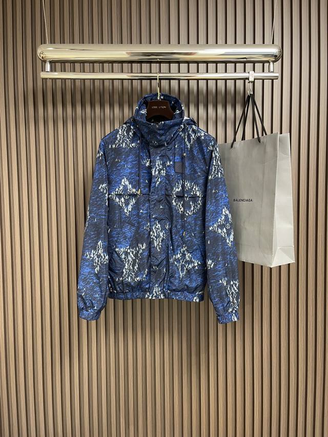 Lv 2025Ss New windbreaker hooded jacket, made of lightweight technical fabric, w
