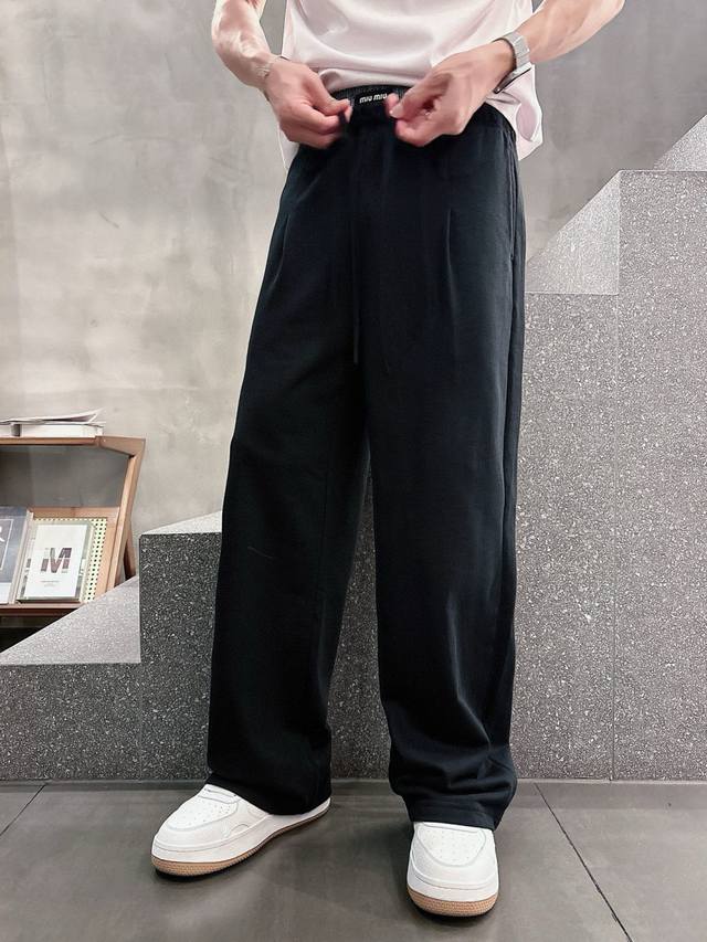 Miumiu's new casual pants are made of high-quality pure cotton fabric, with a si