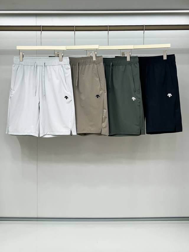 Combination picture Des Logo has reflective effect Descente micro logo quick-dry