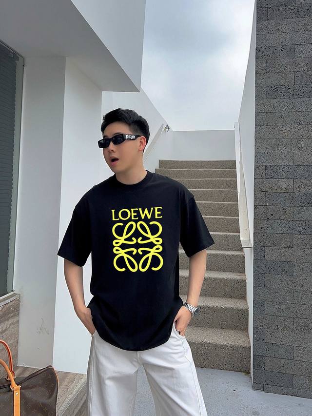 Loewe's new double-layered short-sleeved T-shirt with letter print. Whether it i