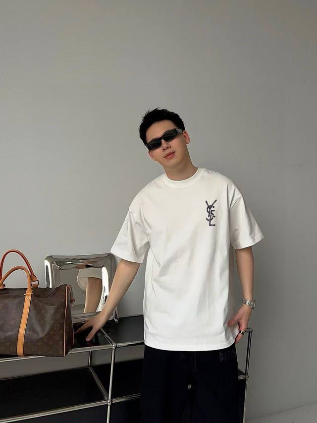 Yves Saint Laurent's new double-layer letter-printed short-sleeved T-shirt. The