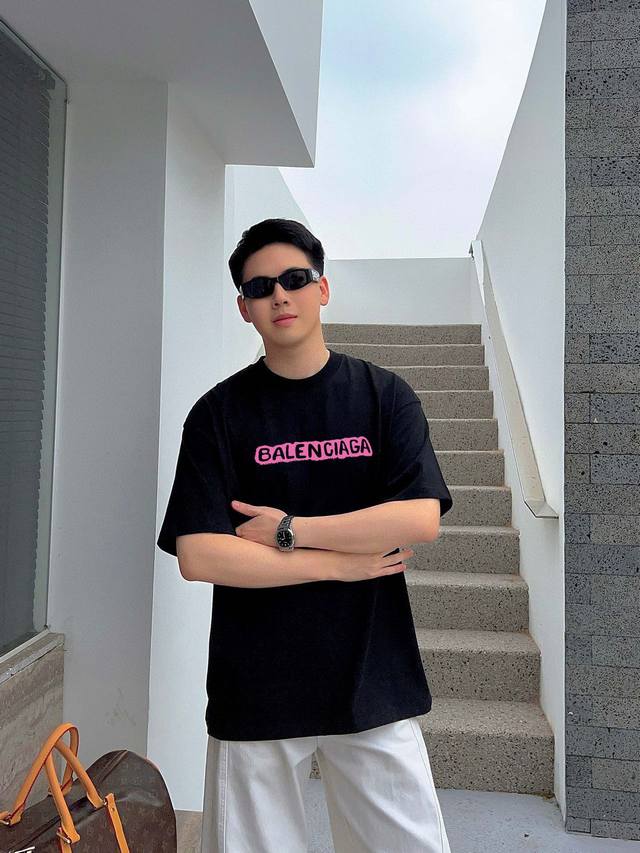 Balenciaga's new double-layer letter-printed short-sleeved T-shirt. The letter p