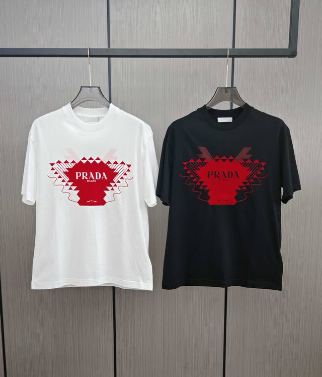 Pra*Da. Pra*Da. The latest flocked men's round neck T-shirt for spring and summe