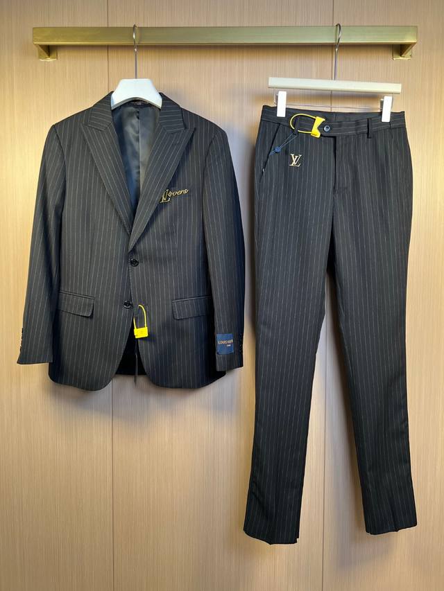 A set of Lv Lv's new striped suits. The pockets are customized with hardware and