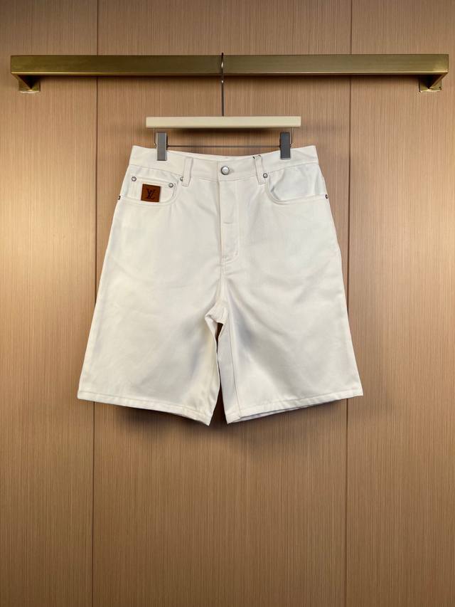 Lv embroidered skateboard denim shortsSizes: 30-32-34-36 These shorts are made f