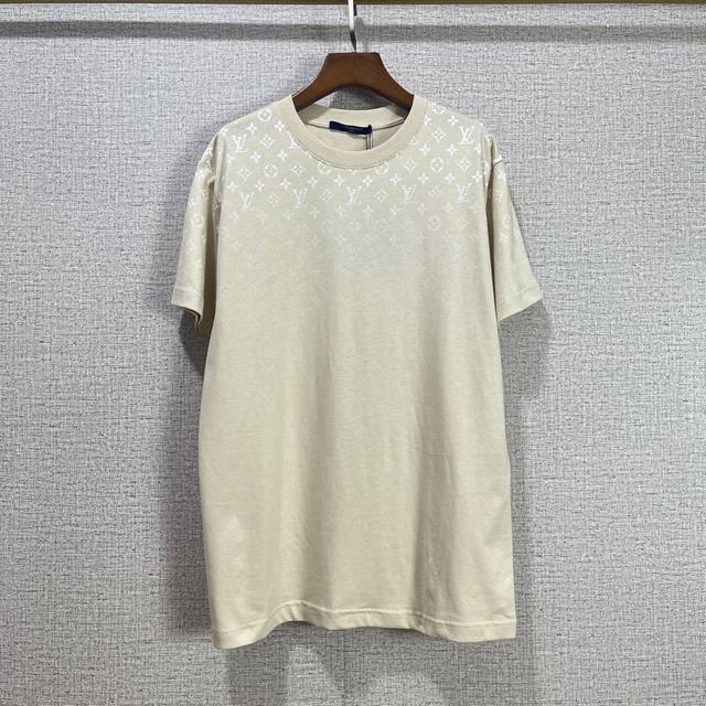 Lv 2025Ss Gradient jacquard short-sleeved T-shirt, this T-shirt is made of light