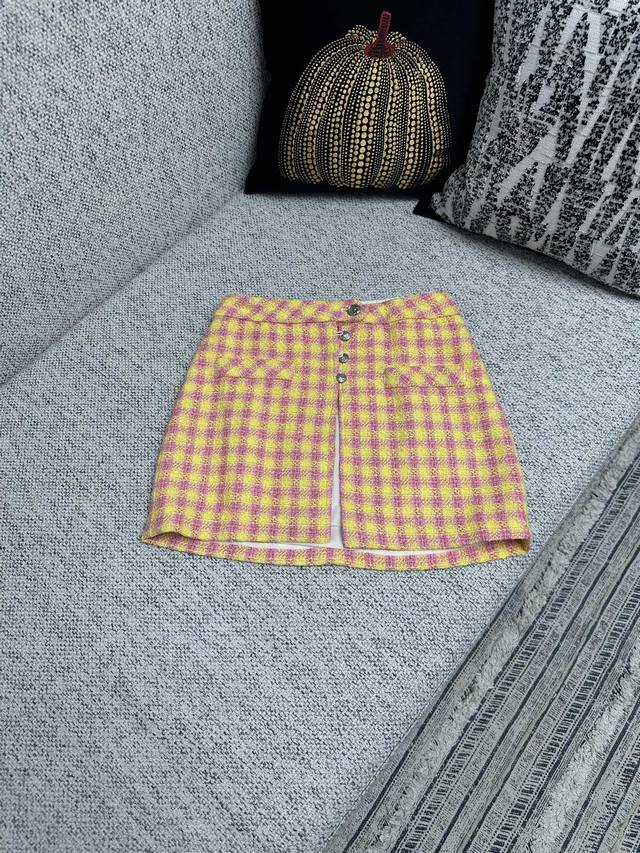 a set of Chanel 25Ss new spring and summer series cotton tweed casual short skir