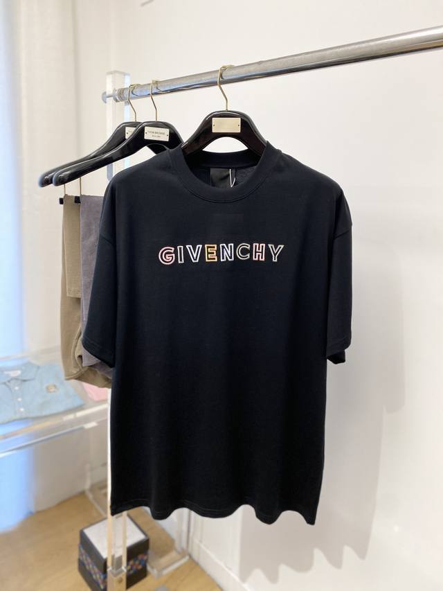 Givenchy, the latest short-sleeved T-shirt of 2025, handsome and fashionable, wi