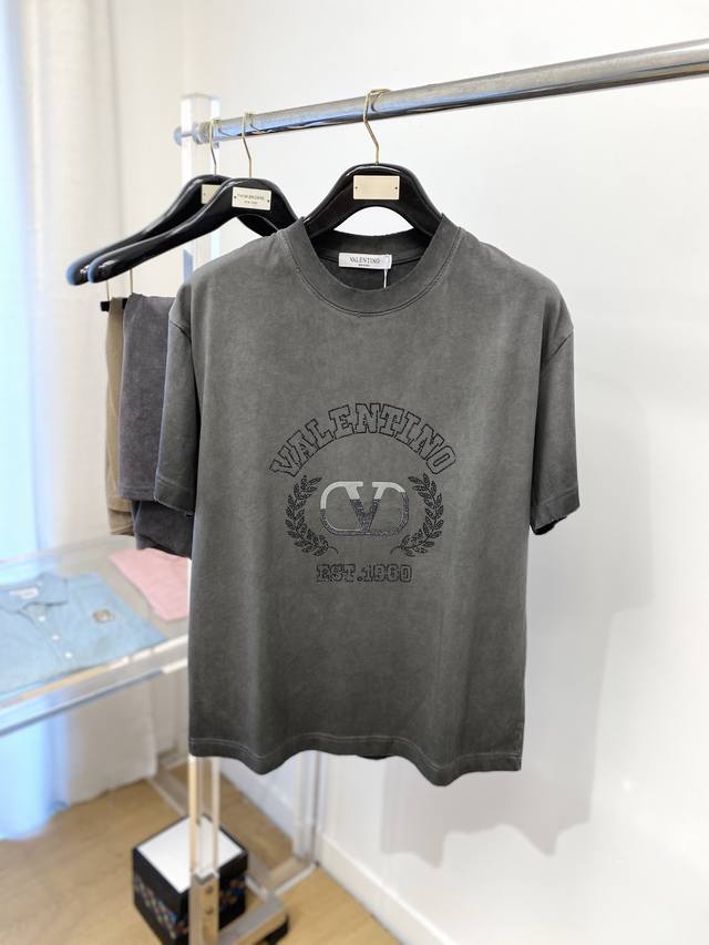 Valentino, the latest short-sleeved T-shirt of 2025, handsome and fashionable, w