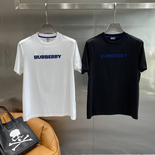 Burberry simple T-shirt, classic fashion in black and white. The blue "Burberry"