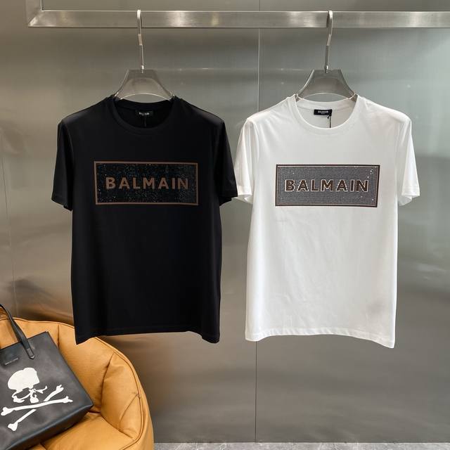 Balmain Balmain T-shirt is a fashionable fusion of classic black and white and s