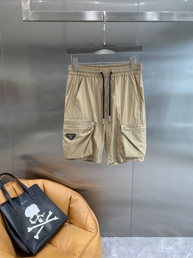 Pujia Prada shorts are simple and high-end. The drawstring waist is casual and t