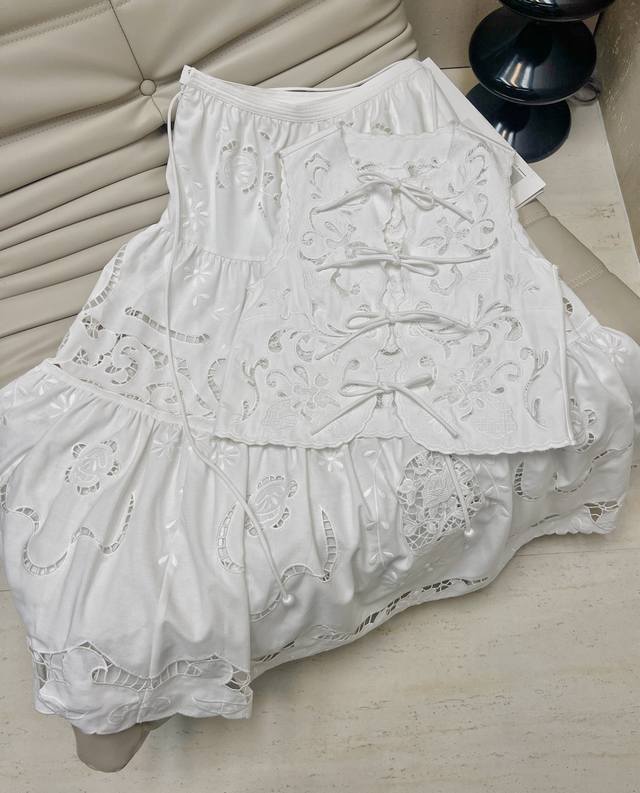 25Fw New White Heavy Embroidery Hollow Lace-up Vest Top Women + Flower Embroider