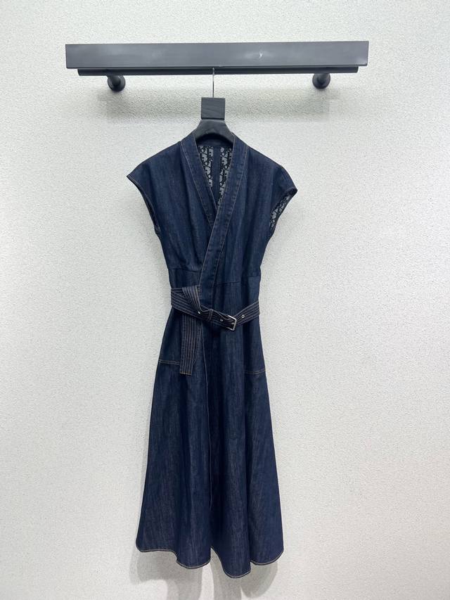 D's denim dress has a floral design on the lining, which is fashionable, low-key