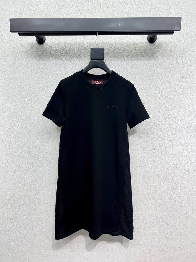 G's casual short-sleeved dress is a classic age-reducing item with a delicate te