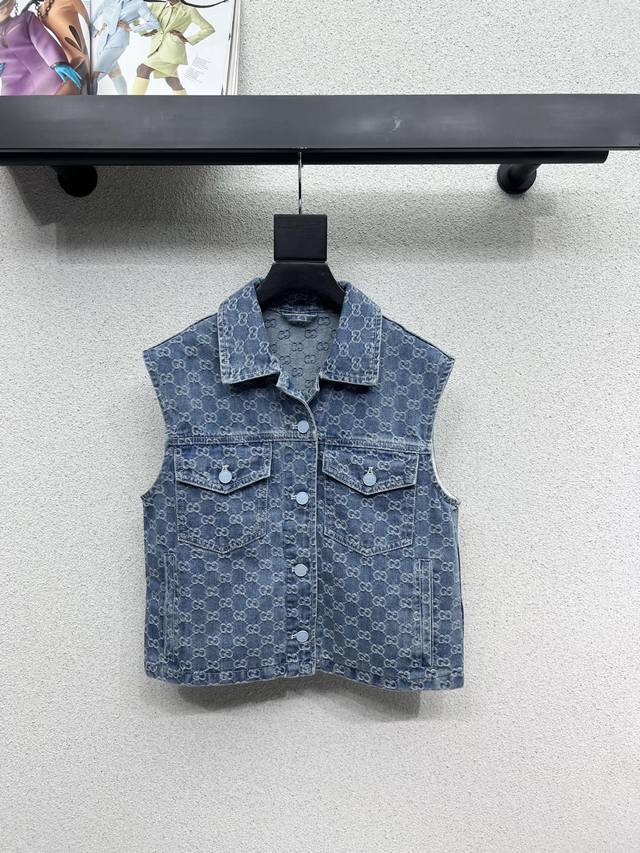 G 's classic jacquard denim vest jacket is classic and stylish. It can be worn i