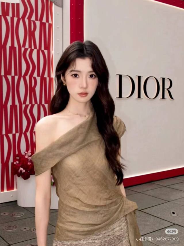 Cs25Ss Ramie off-shoulder ribbon camisole top is full of holiday style. The text