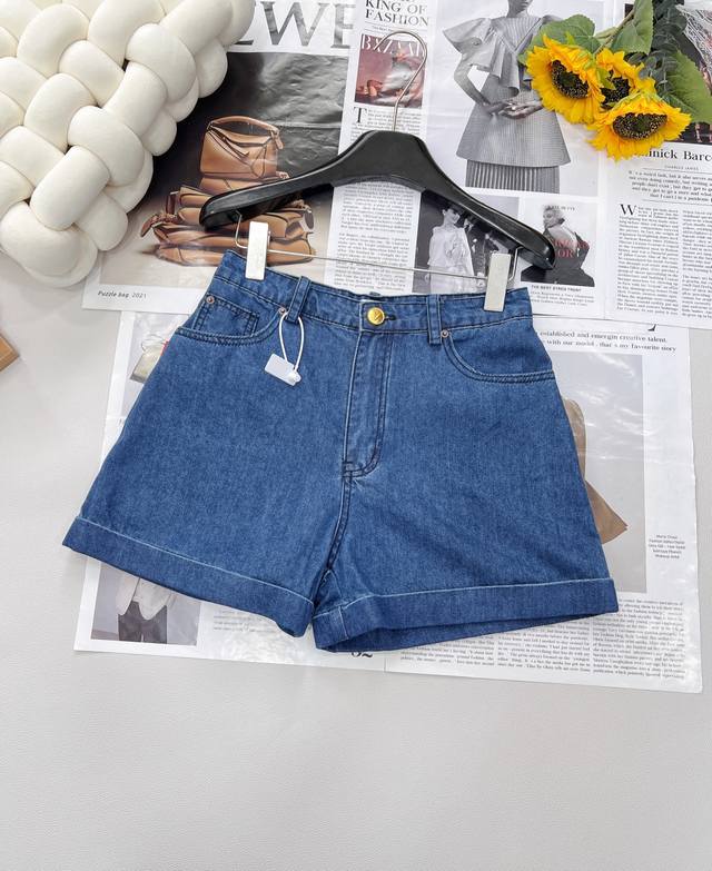 Valentino's new denim shorts, a hot seller, V-series fashionable outfit! Retro w