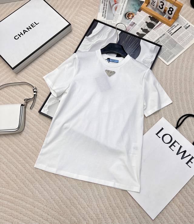 New spring and summer Prada short-sleeved T-shirt with pearlescent triangle logo