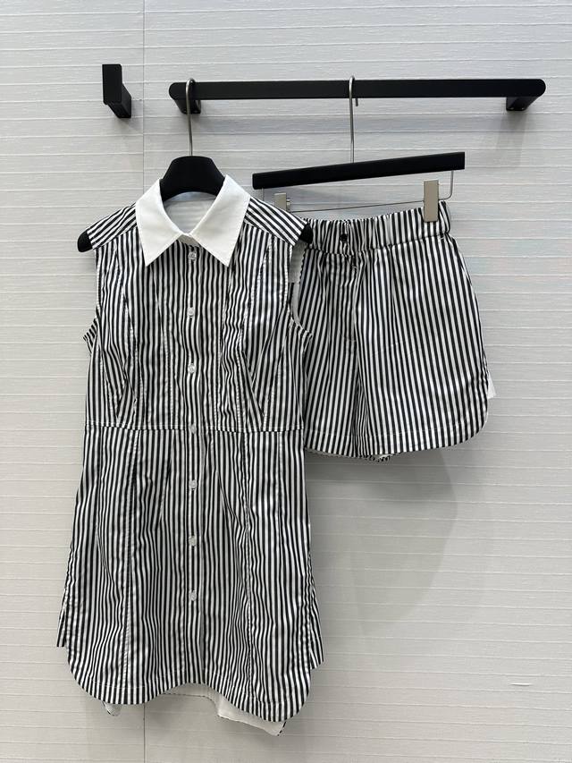 Highly recommend Max*'s new stylish commuter suit! The pinstripe contrast collar
